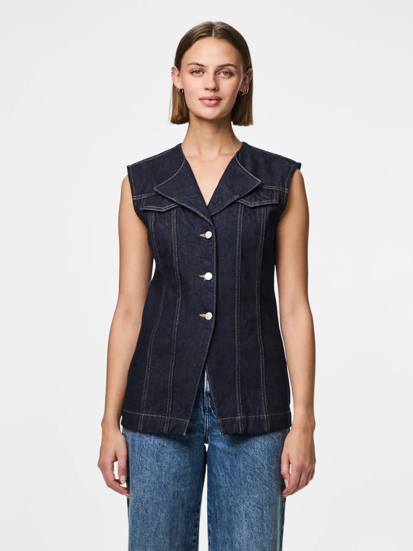 model med mørkeblå denimvest med v-hals og knaplukning foran. PIECES PCNUA Denimvest Indigo