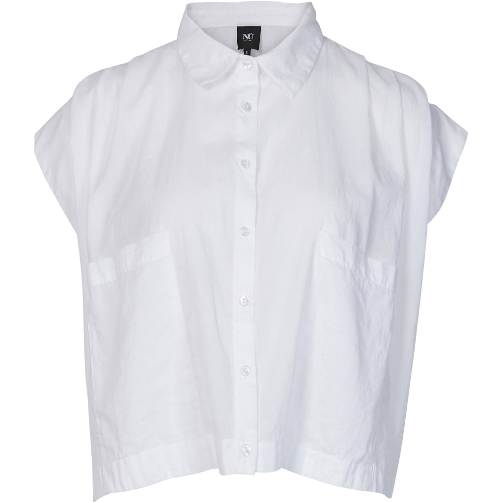 kort hvid skjorte t-shirt med knaplukning foram og 2 brystlommer. NÜ Zelma Shirt Creme