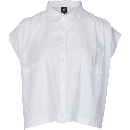 kort hvid skjorte t-shirt med knaplukning foram og 2 brystlommer. NÜ Zelma Shirt Creme