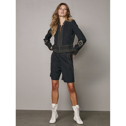 model med sorte shorts med broderidetaljer. NÜ Zanna Shorts Black og matchende jakke