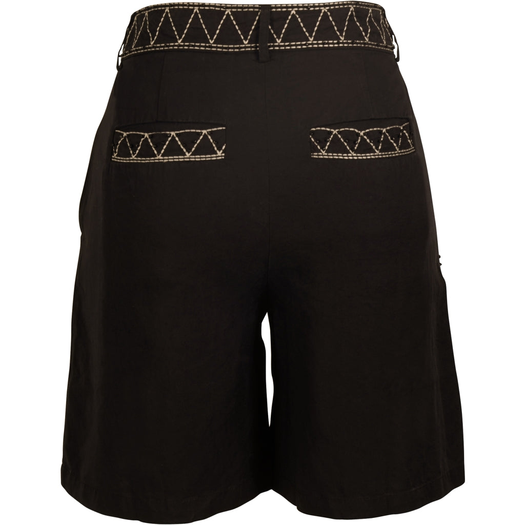 bagsiden af sorte shorts med broderidetaljer. NÜ Zanna Shorts Black