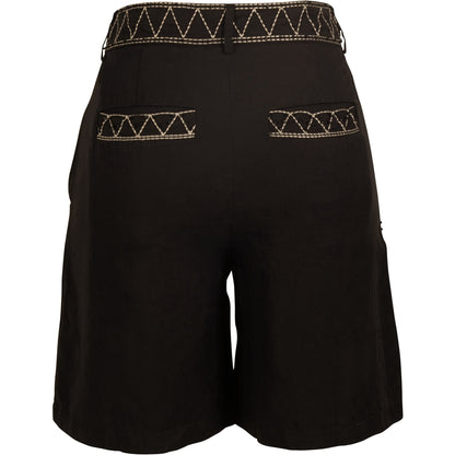 bagsiden af sorte shorts med broderidetaljer. NÜ Zanna Shorts Black