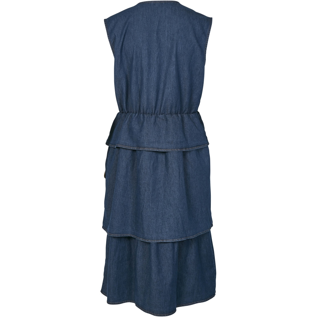 ryggen af ærmeløs blå denimkjole med skørt i flere lag. NÜ Ziga denimkjole