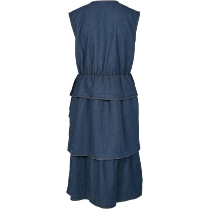 ryggen af ærmeløs blå denimkjole med skørt i flere lag. NÜ Ziga denimkjole