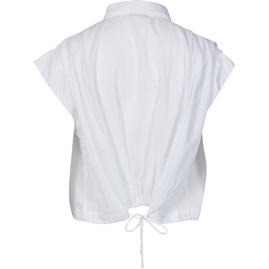 ryggen af kort hvid skjorte t-shirt med justerbar snøre. NÜ Zelma Shirt Creme