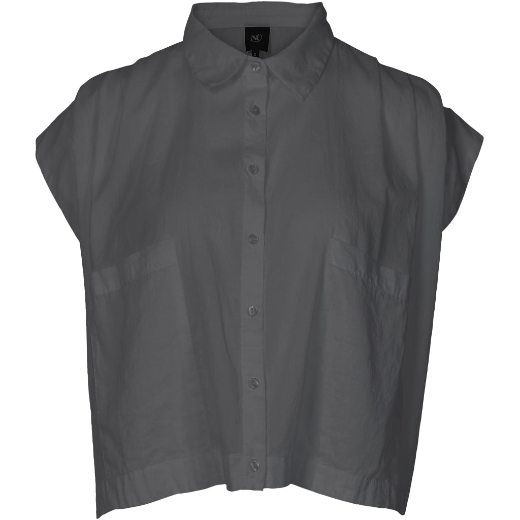kort grå skjorte t-shirt med knaplukning og brystlommer foran og justerbar snøre i ryggen. NÜ Zelma Shirt dark grey