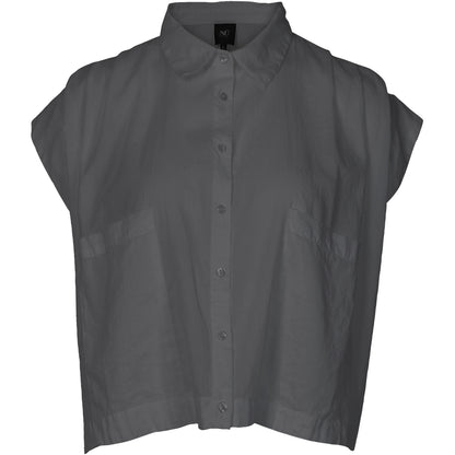 kort grå skjorte t-shirt med knaplukning og brystlommer foran og justerbar snøre i ryggen. NÜ Zelma Shirt dark grey