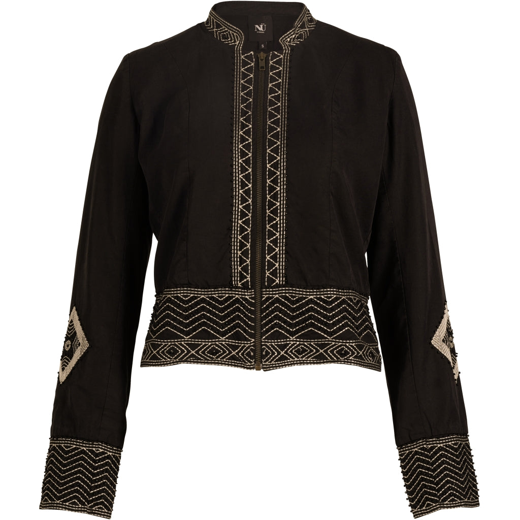 kort sort jakke med broderidetaljer og lynlåslukning. NÜ Zanna Jacket Black