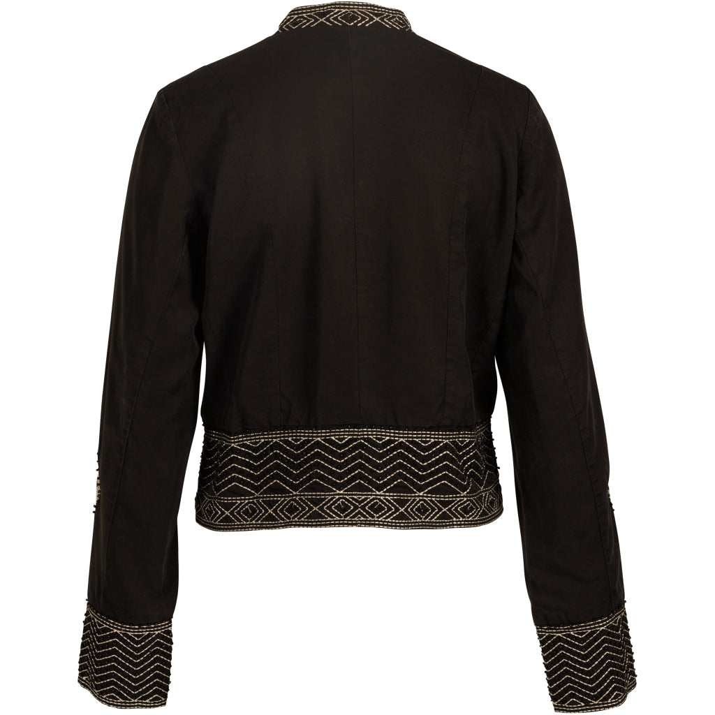ryggen af kort sort jakke med broderidetaljer og lynlåslukning. NÜ Zanna Jacket Black
