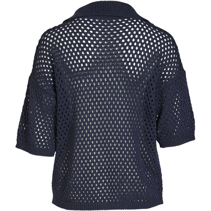 ryggen af kortærmet blå strikbluse med krave, v-hals og et hullet design. NÜ Yadira blouse knit Navy