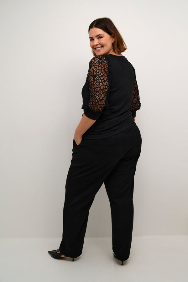 Black KCbella Lace T-Shirt sort t-shirt med blonde ærmer