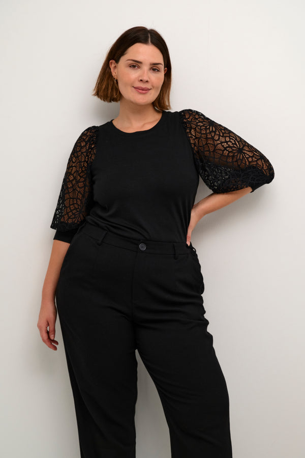 Black KCbella Lace T-Shirt sort t-shirt med blonde ærmer