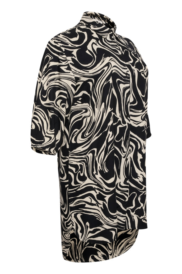 Kaffe Curve tunika med sort og hvidt mønster KCcala Shirt Tunic Graphic Paint fra siden