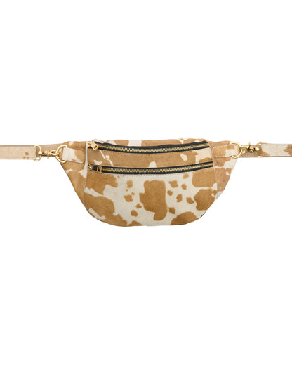 bæltetakse i skind og hår med ko mønster og 2 rum med lynlås fra Tim & Simonsen Astrid cow Bumbag