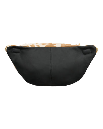 bæltetakse i sort skind bagpå og hår med ko mønster foran samt 2 rum med lynlås fra Tim & Simonsen Astrid cow Bumbag
