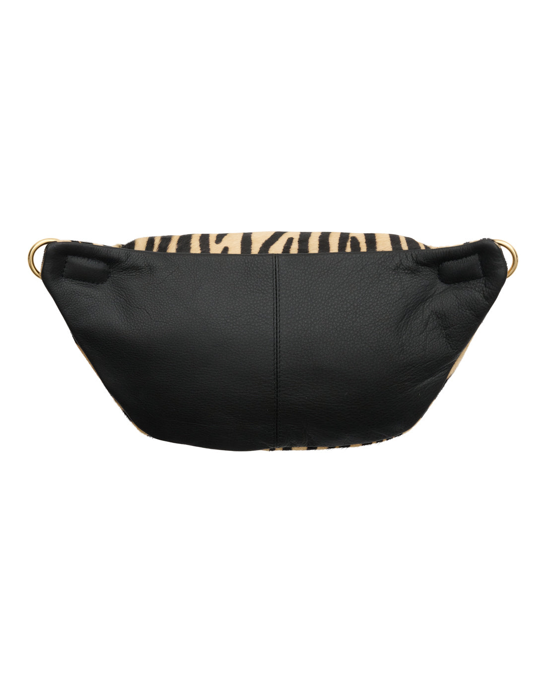 bæltetaske i sort skind bagpå og zebra hår foran samt 2 rum med lynlås fra Tim & Simonsen Astrid Zebra Bumbag