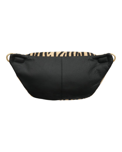 bæltetaske i sort skind bagpå og zebra hår foran samt 2 rum med lynlås fra Tim & Simonsen Astrid Zebra Bumbag