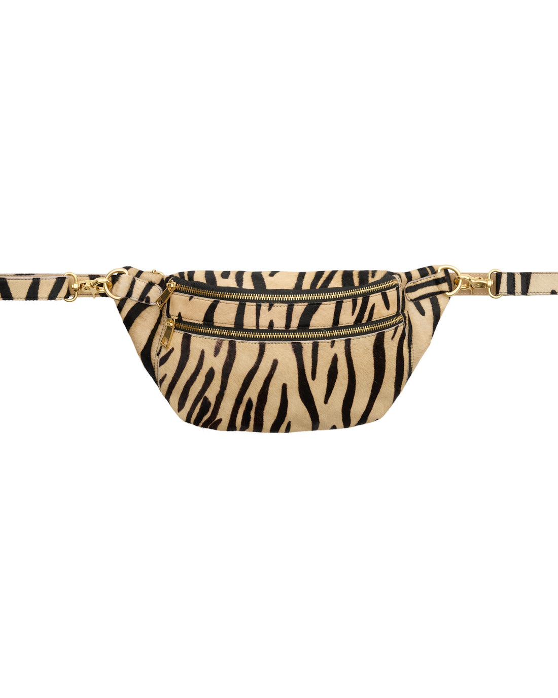 bæltetaske i sort skind bagpå og zebra hår foran samt 2 rum med lynlås fra Tim & Simonsen Astrid Zebra Bumbag