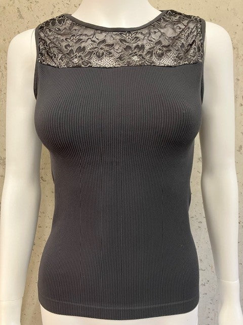 ribbet grå top med blonder øverst. Tim & Simonsen Nancy rib Top Antracite