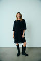 model med løs sort kjole med 3/4 blondeærmer. Freequent FQABY-DRESS Black