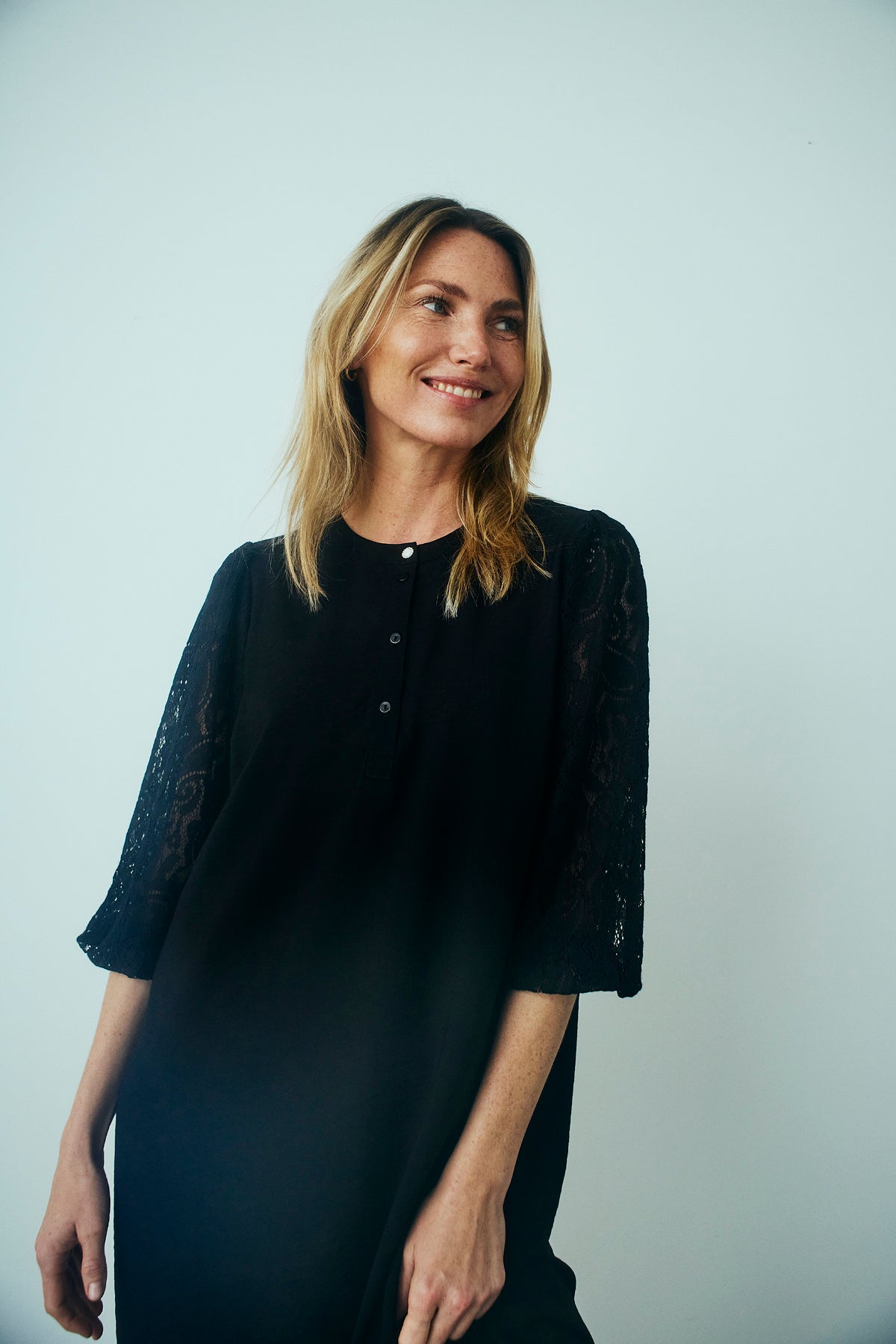 løs sort kjole med 3/4 blondeærmer. Freequent FQABY-DRESS Black