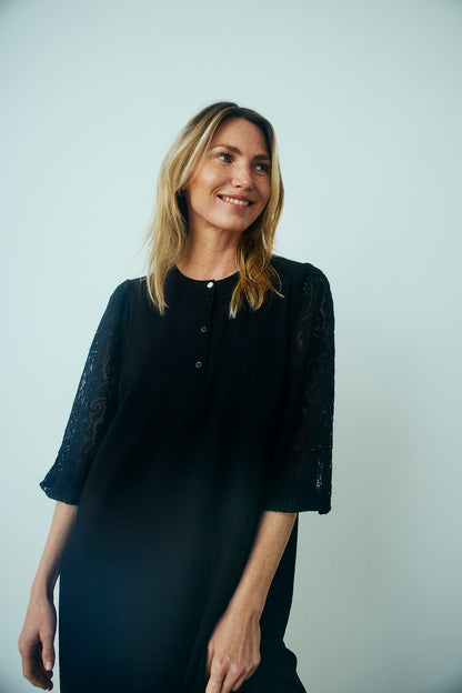 løs sort kjole med 3/4 blondeærmer. Freequent FQABY-DRESS Black