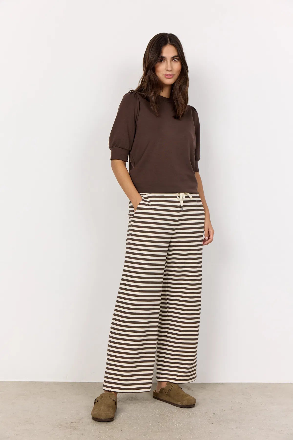 model med stribet joggingbukser i brun og hvid. soyaconcept SC-BARNI 43 stribet bukser med bredde ben