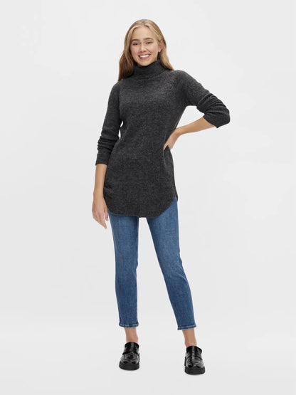 model foran med lang mørkegrå strik med rullekrave og buet kant forneden. PIECES PCELLEN LS LONG KNIT Dark Grey