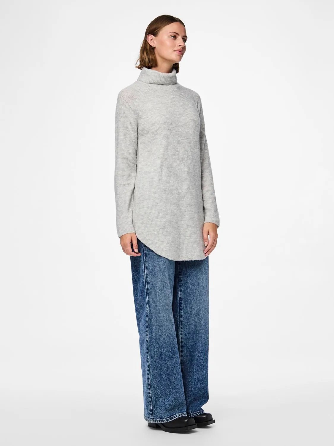 Model med lang lysegrå strik med rullekrave og buet kant forneden. PIECES PCELLEN LS LONG KNIT Light Grey Melange