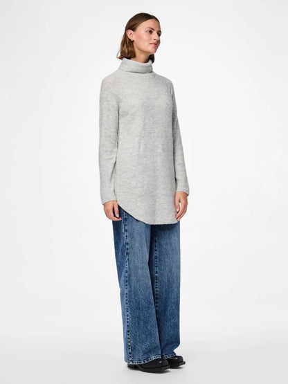 Model med lang lysegrå strik med rullekrave og buet kant forneden. PIECES PCELLEN LS LONG KNIT Light Grey Melange