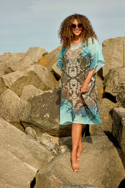 model med turkis strandkjole med slangelignende print, 2/4 ærmer og v-hals. ZHENZI Zh-Myri 861-Beach Cover S/S Bright Turquoise