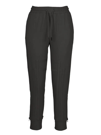 fronten af NÜ Tracy Trousers Black 41-15 sorte bukser med elastik og snøre i taljen