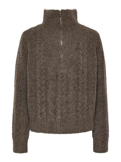 Brun strik med høj hals og halv lynlås lukning. PIECES PCKAMILLA LS HALF ZIP KNIT Morel