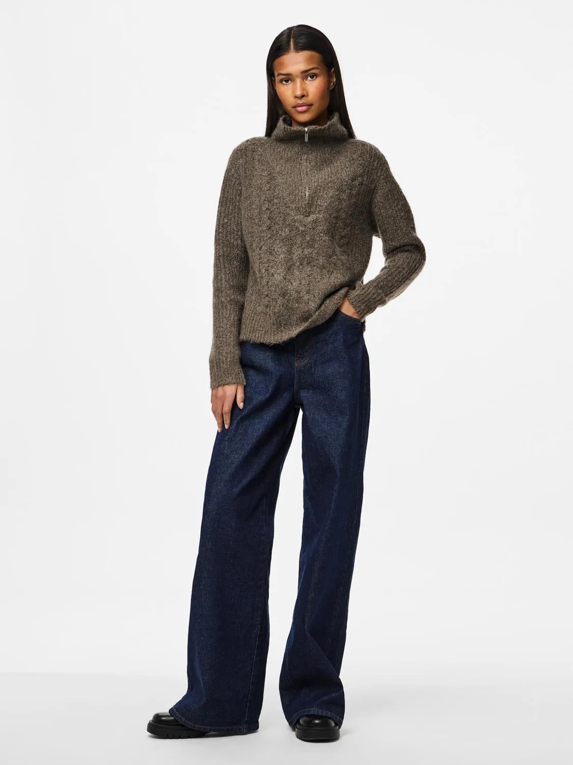 Brun strik med høj hals og halv lynlås lukning. PIECES PCKAMILLA LS HALF ZIP KNIT Morel