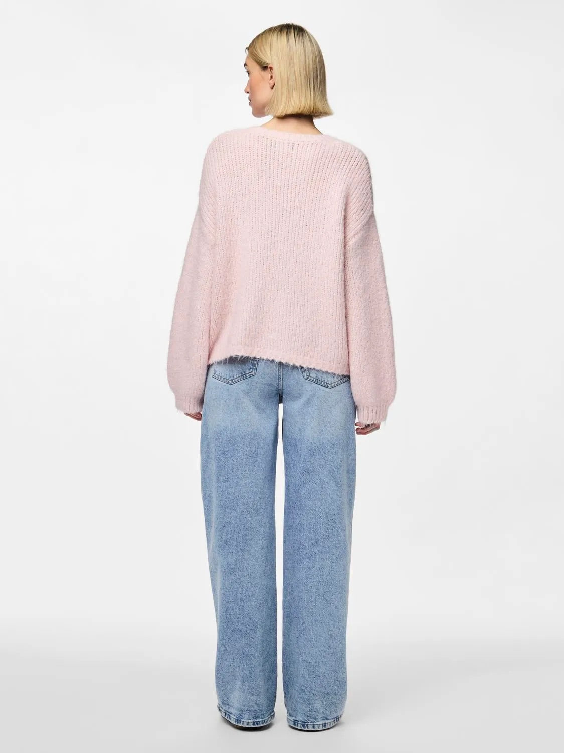 ryggen af lyserød strik med løs pasform og fluffy tekstur. PIECES PCOLLI LS O-NECK KNIT Pink-A-Boo