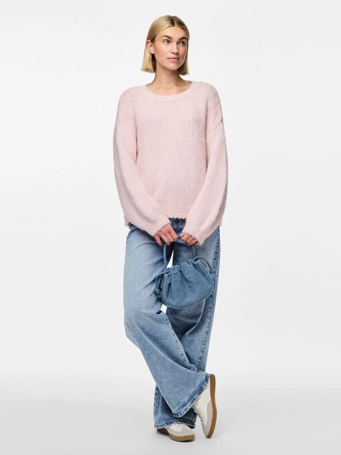 model med lyserød strik med løs pasform og fluffy tekstur. PIECES PCOLLI LS O-NECK KNIT Pink-A-Boo