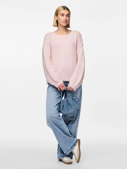 model med lyserød strik med løs pasform og fluffy tekstur. PIECES PCOLLI LS O-NECK KNIT Pink-A-Boo