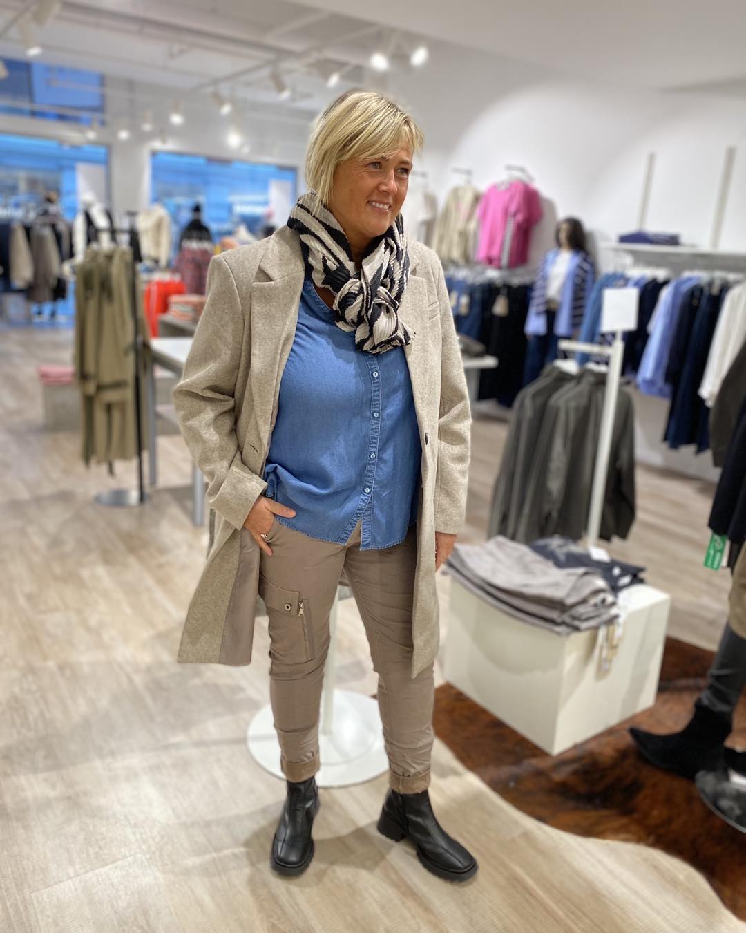 janni med beige lang jakke ONLY Carmakoma Simply Taupe MELANGE Coat CARNANCY LIFE COAT OTW