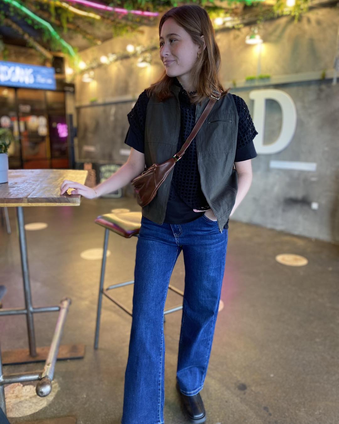 luna med grøn vest over sort t-shirt Humble JessieHbs vest Dark Army