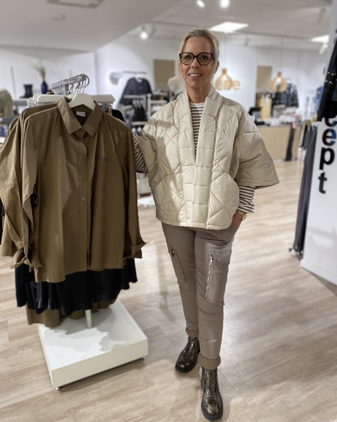lene med hvid vest kortærmet jakke NÜ Yusra Jacket 125 Seasand 8357-35