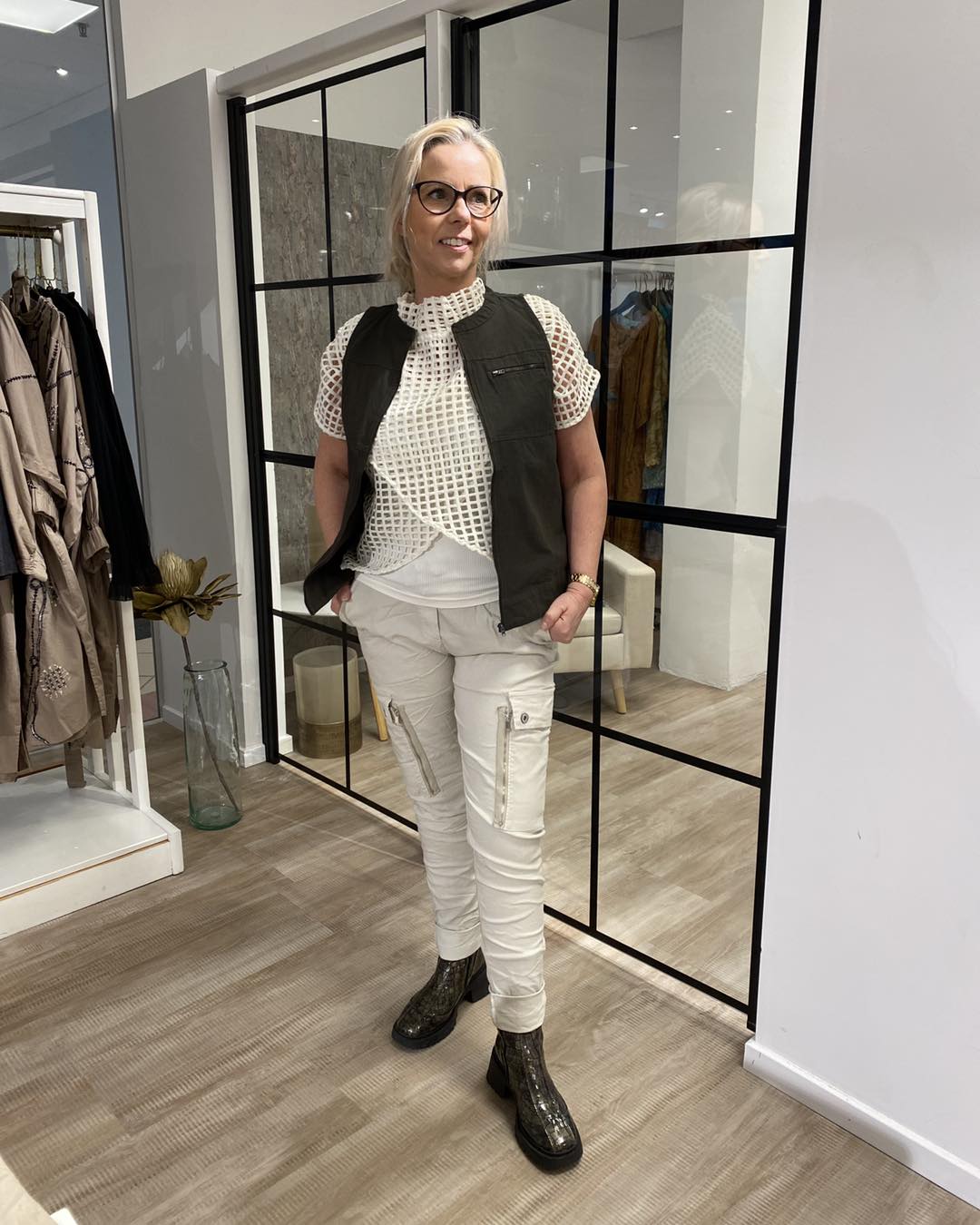 lene med grøn vest over hvid top Humble JessieHbs vest Dark Army