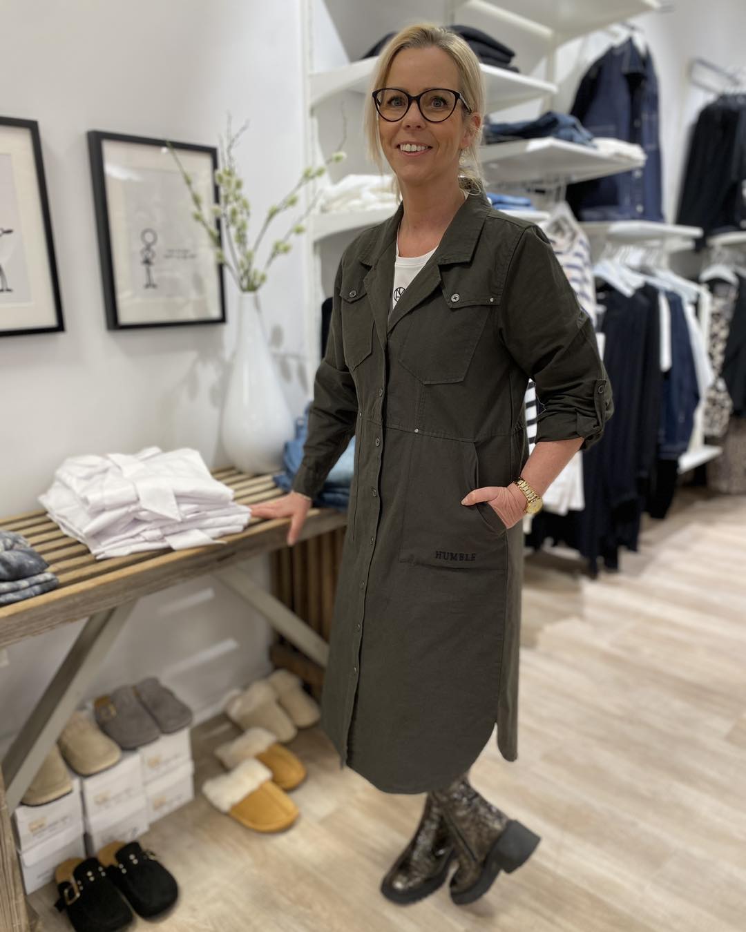 lene med armygrøn kjole Humble JessieHbs dress Dark army