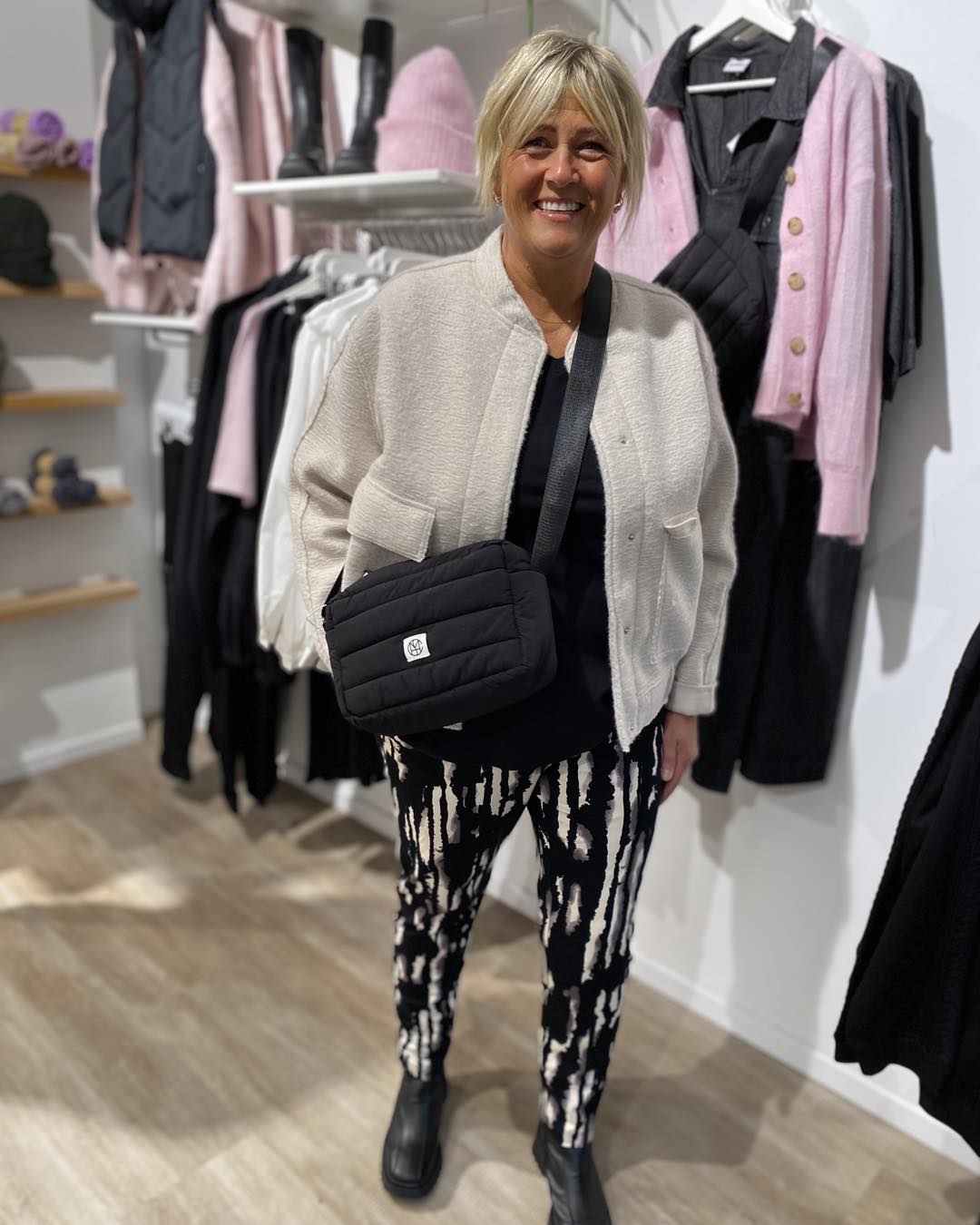 janni med sort skuldertaske MSCHSasja Icon Crossover Bag Black