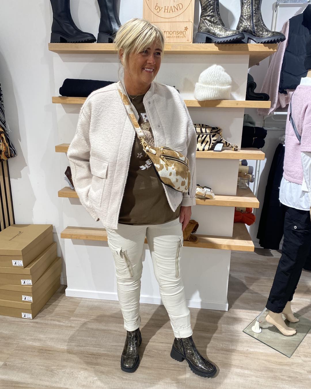 janni med hvid kort bomberjakke ONLY Carmakoma Moonbeam Jacket CARSANNE BOUCLE BOMBER OTW