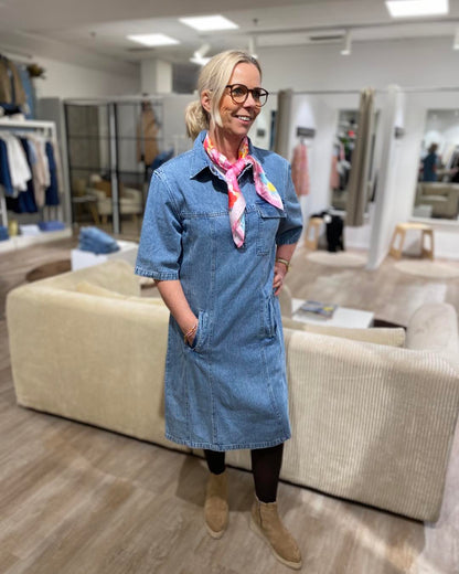 lene i denimkjole med korte ærmer og sidelommer. Humble KajaHbs kjole Denim