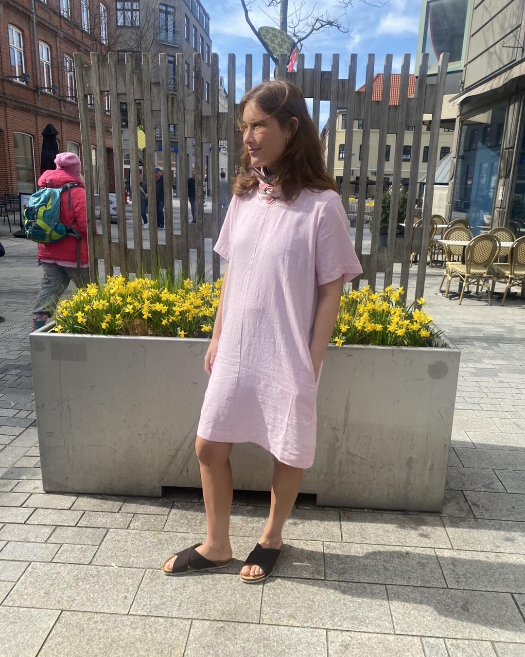 luna i lyserød hørkjole med korte ærmer. Freequent FQLAVA-DRESS Off-white w. Fuchsia Pink