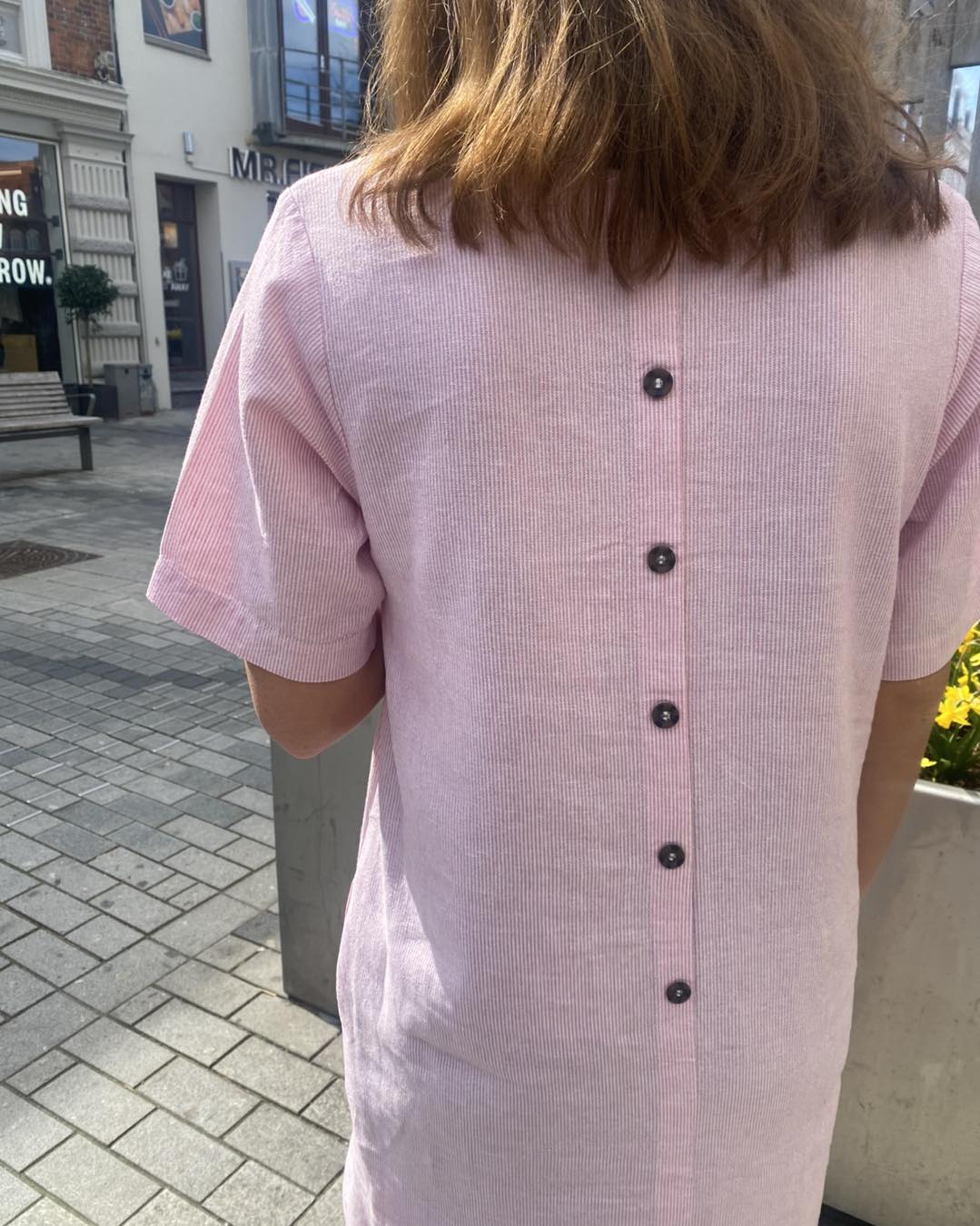 knapper på ryggen af luna i lyserød hørkjole med korte ærmer. Freequent FQLAVA-DRESS Off-white w. Fuchsia Pink