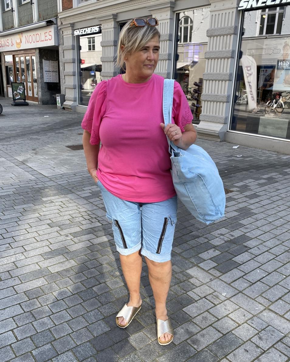 Janni med pink top og lyseblå knickers