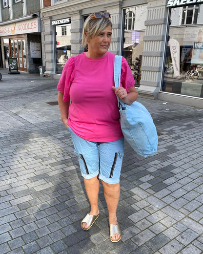 Janni med pink top og lyseblå knickers