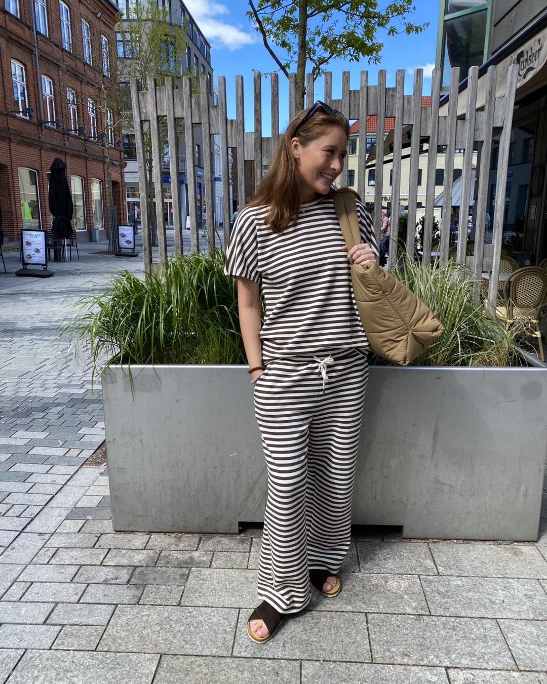 Luna med brun stribet t-shirt og stribet bukser fra soyaconcept